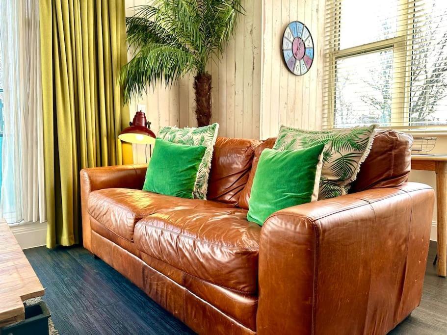 Designer Apartment Inc Free Parking & Fast Wifi 1 Minute Walk To Poole Quay - Great Location - Free Parking - Fast Wifi - Smart Tv - Newly Decorated - Sleeps Up To 2! Close To Poole & Bournemouth & Sandbanks מראה חיצוני תמונה