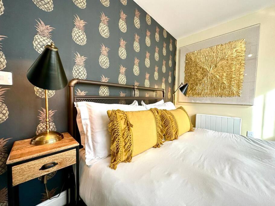 Designer Apartment Inc Free Parking & Fast Wifi 1 Minute Walk To Poole Quay - Great Location - Free Parking - Fast Wifi - Smart Tv - Newly Decorated - Sleeps Up To 2! Close To Poole & Bournemouth & Sandbanks מראה חיצוני תמונה